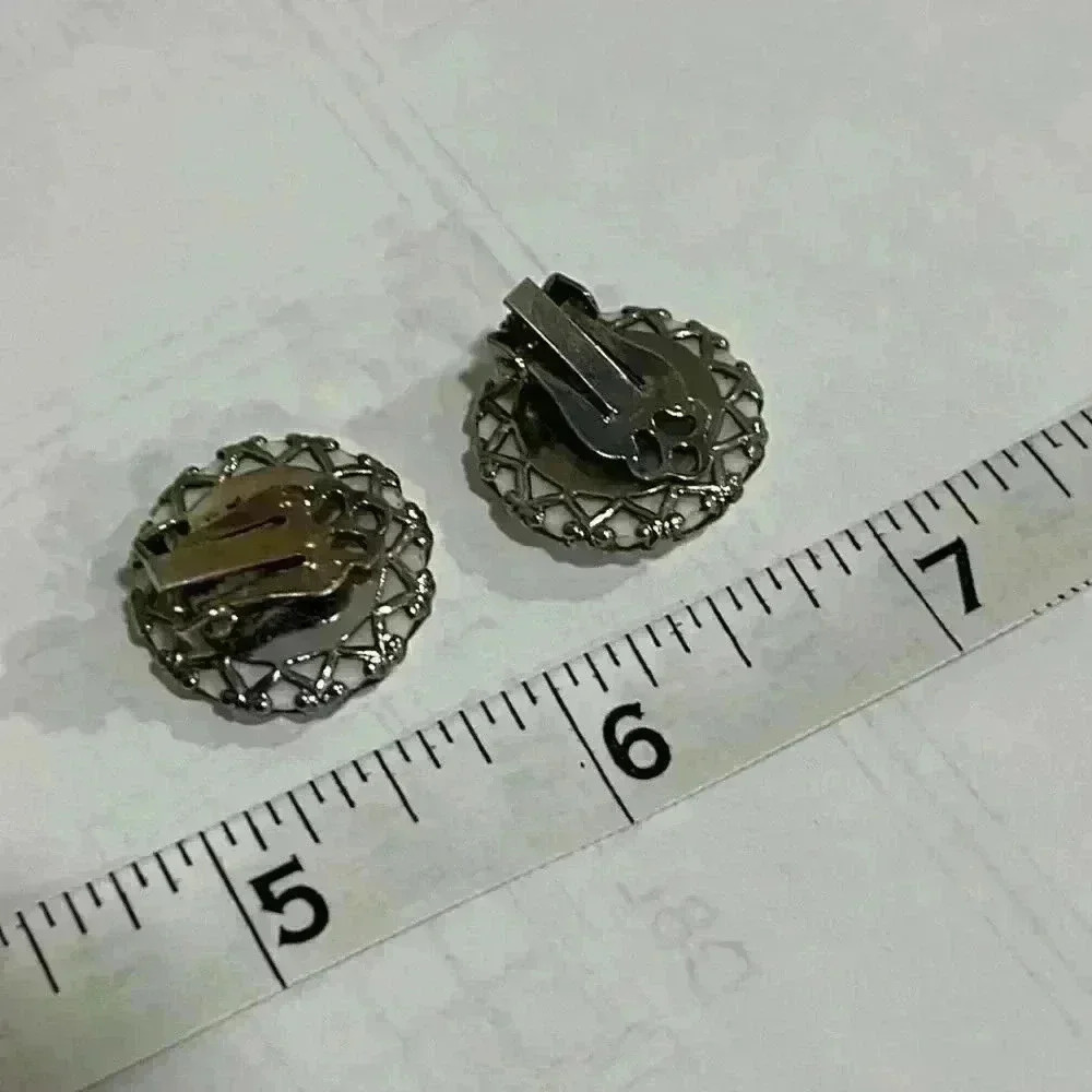 Clip earrings - Picture 3 of 3